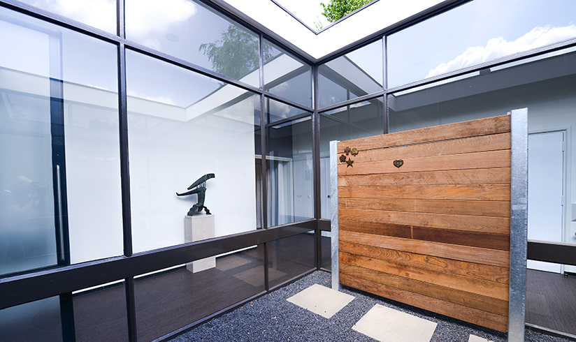 Binnentuin omringd door glazen wanden